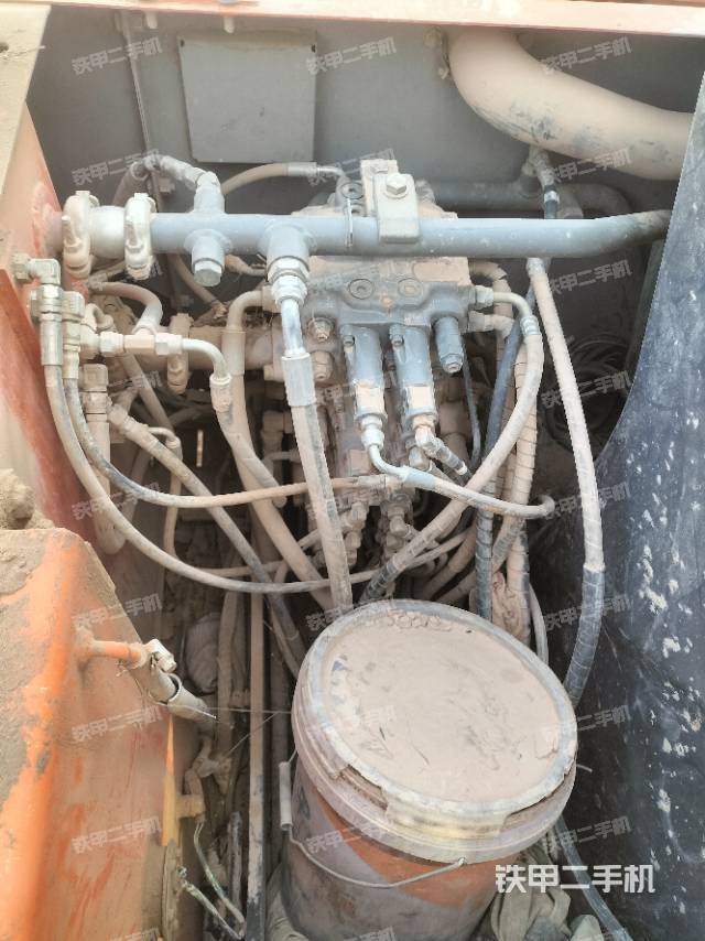 回转马达和主控阀（整机外观）