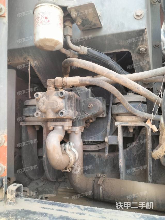 液压泵舱室正面整体（整机外观）