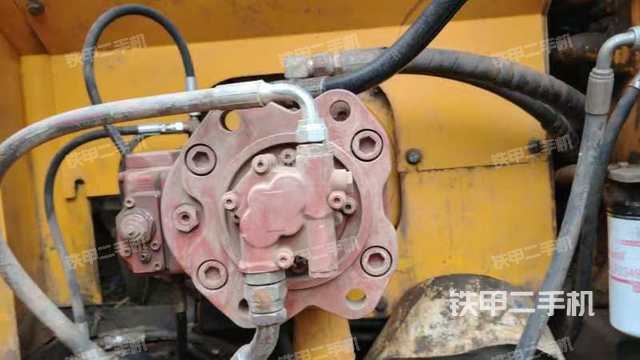 液压泵舱室正面整体（整机外观）