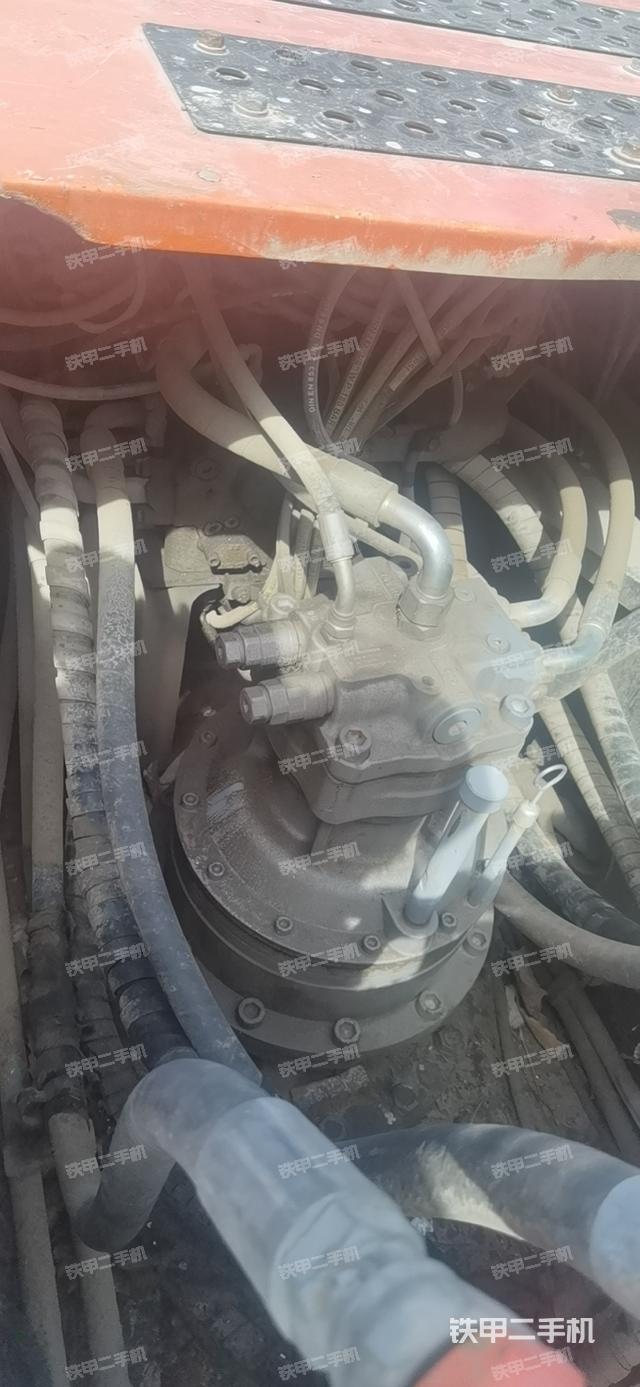 回转马达和主控阀（整机外观）