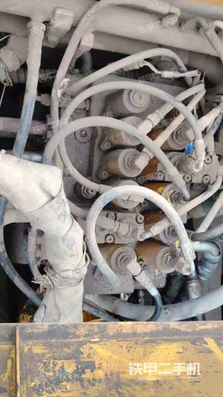 回转马达和主控阀（整机外观）