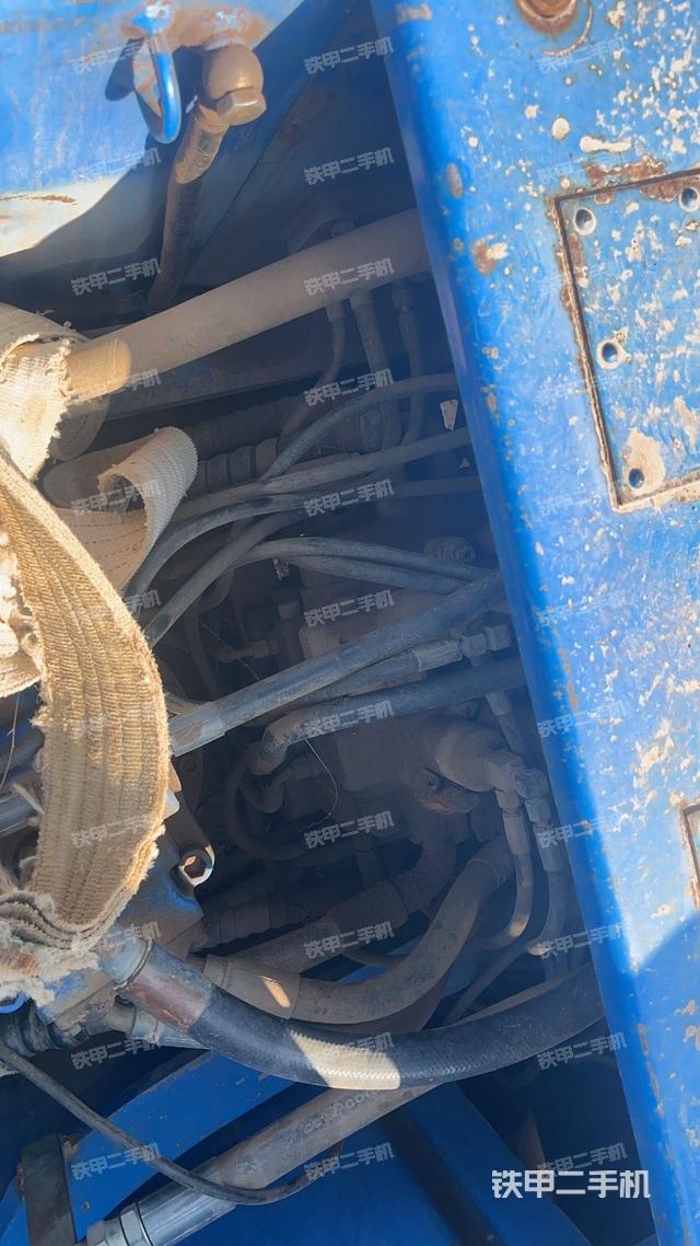 回转马达和主控阀（整机外观）