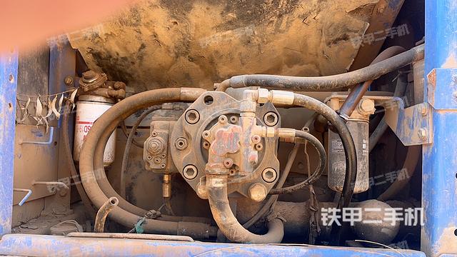 液压泵舱室正面整体（整机外观）