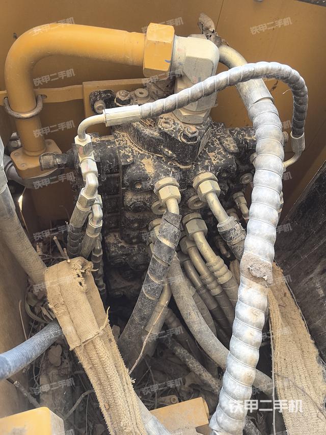 回转马达和主控阀（整机外观）