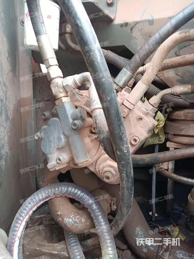 液壓泵艙室正面整體(整機(jī)外觀) 液壓泵艙室正面整體(整機(jī)外觀)