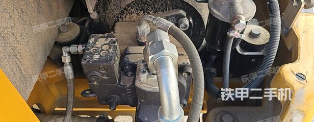 液壓泵艙室正面整體（整機外觀）