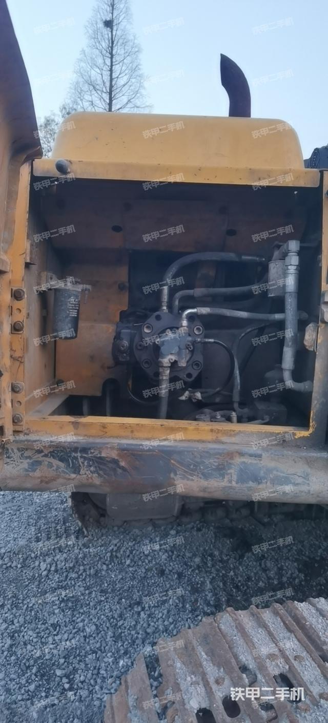 液压泵舱室正面整体（整机外观）