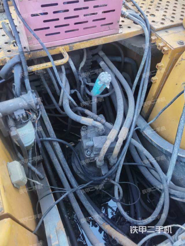 回转马达和主控阀（整机外观）