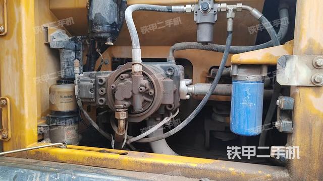 液压泵舱室正面整体（整机外观）