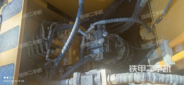 回轉(zhuǎn)馬達(dá)和主控閥（整機(jī)外觀）