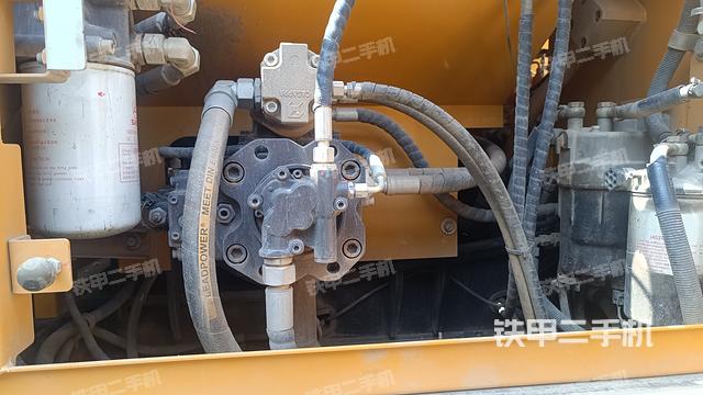 液壓泵艙室正面整體(整機(jī)外觀) 液壓泵艙室正面整體(整機(jī)外觀)