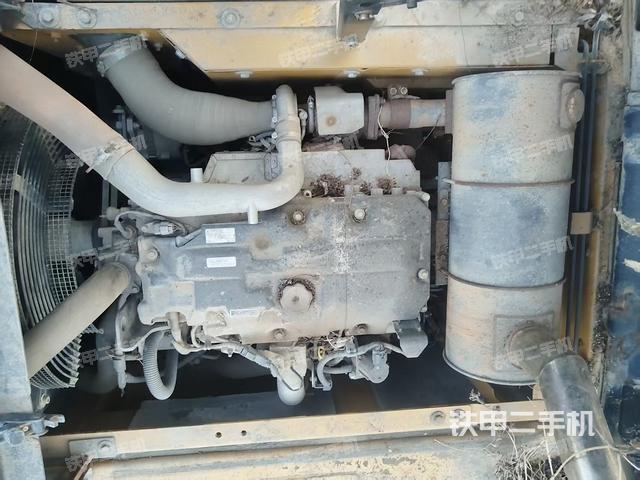 液压泵舱室正面整体（整机外观）