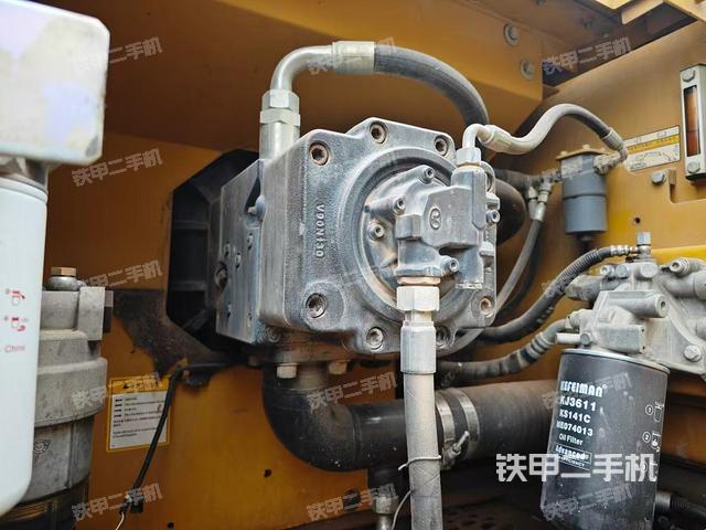 液压泵舱室正面整体（整机外观）