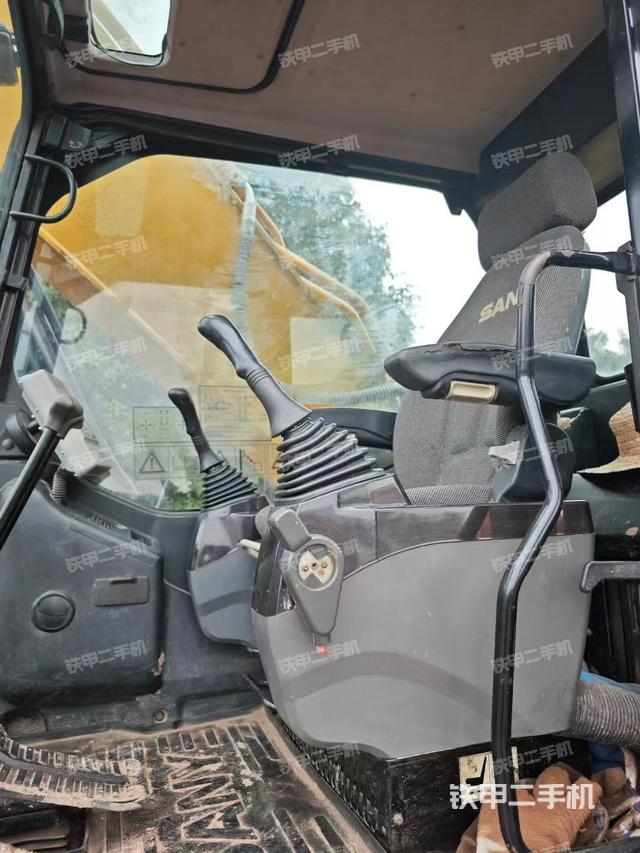 驾驶室顶部（整机外观）