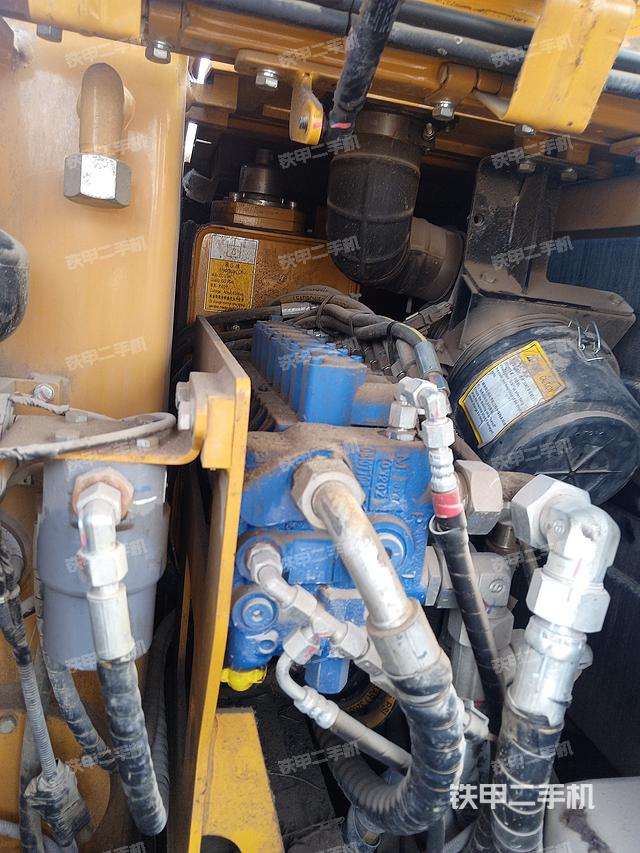 液压泵舱室正面整体（整机外观）