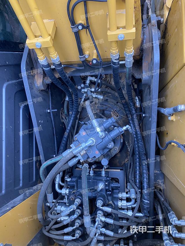 回转马达和主控阀（整机外观）