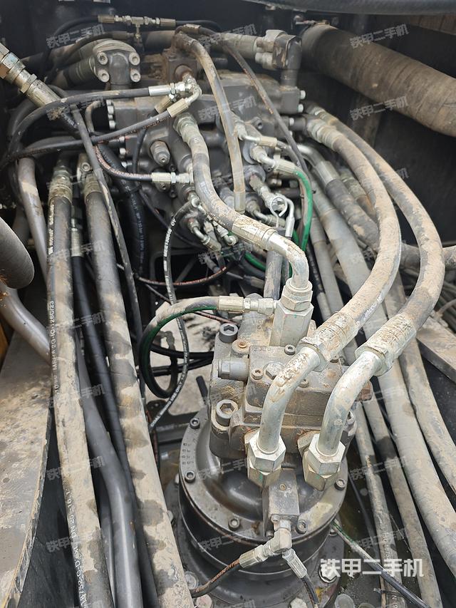 回转马达和主控阀（整机外观）