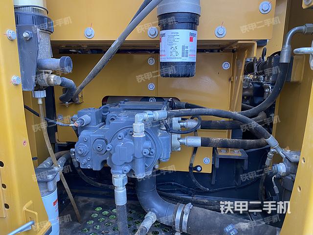 液压泵舱室正面整体（整机外观）