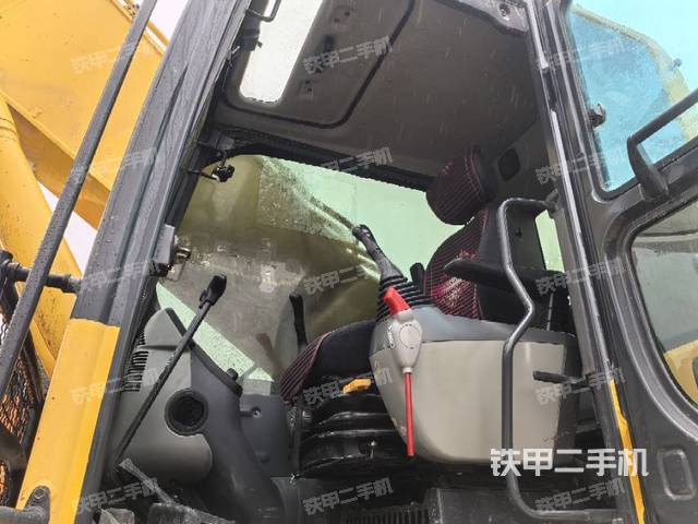 駕駛室整體(整機(jī)外觀) 駕駛室整體(整機(jī)外觀)