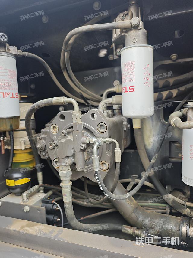 液压泵舱室正面整体（整机外观）