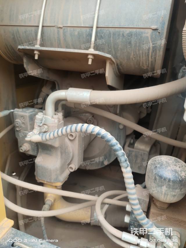 液壓泵艙室正面整體（整機外觀）