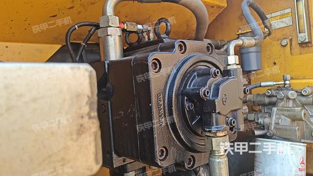 液壓泵艙室正面整體(整機外觀) 液壓泵艙室正面整體(整機外觀)
