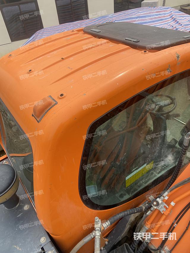 駕駛室頂部(整機(jī)外觀) 駕駛室頂部(整機(jī)外觀)