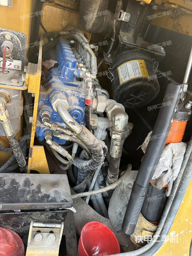 回轉(zhuǎn)馬達(dá)和主控閥（整機(jī)外觀）