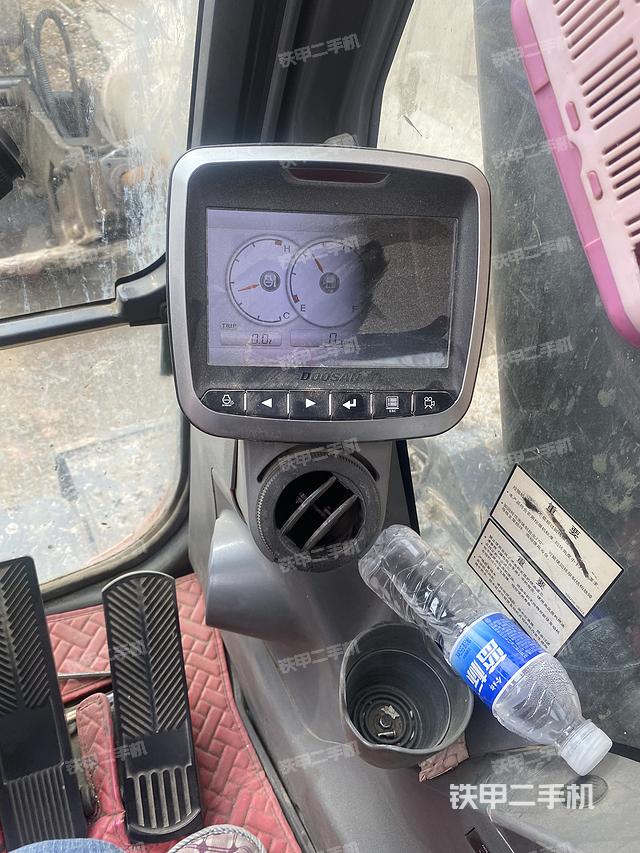 駕駛室整體(整機(jī)外觀) 駕駛室整體(整機(jī)外觀)