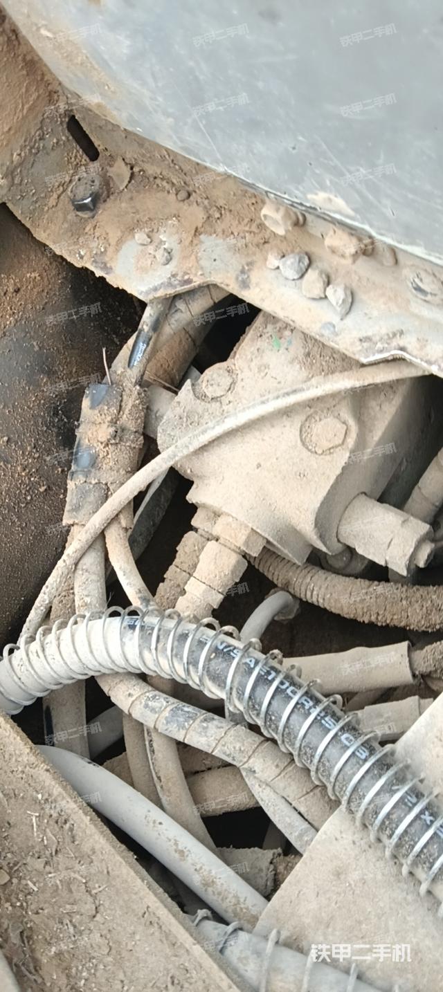 回轉(zhuǎn)馬達(dá)和主控閥（整機(jī)外觀）