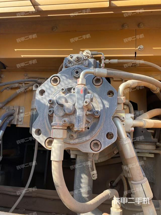 液压泵舱室正面整体（整机外观）