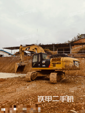 駕駛室頂部(整機(jī)外觀) 駕駛室頂部(整機(jī)外觀)