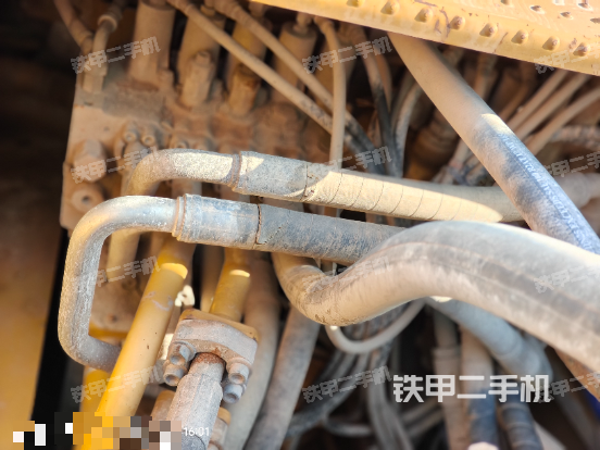 回轉(zhuǎn)馬達(dá)和主控閥（整機(jī)外觀）