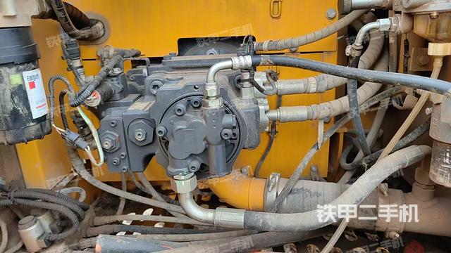 液压泵舱室正面整体（整机外观）