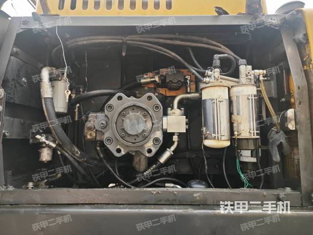 液压泵舱室正面整体（整机外观）