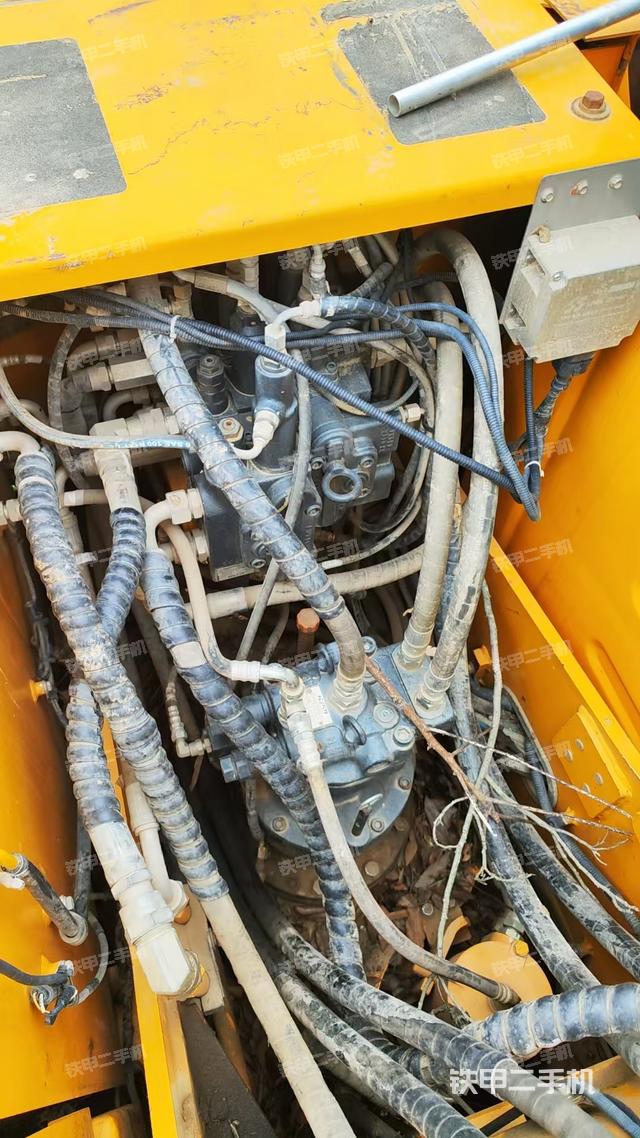 回转马达和主控阀（整机外观）