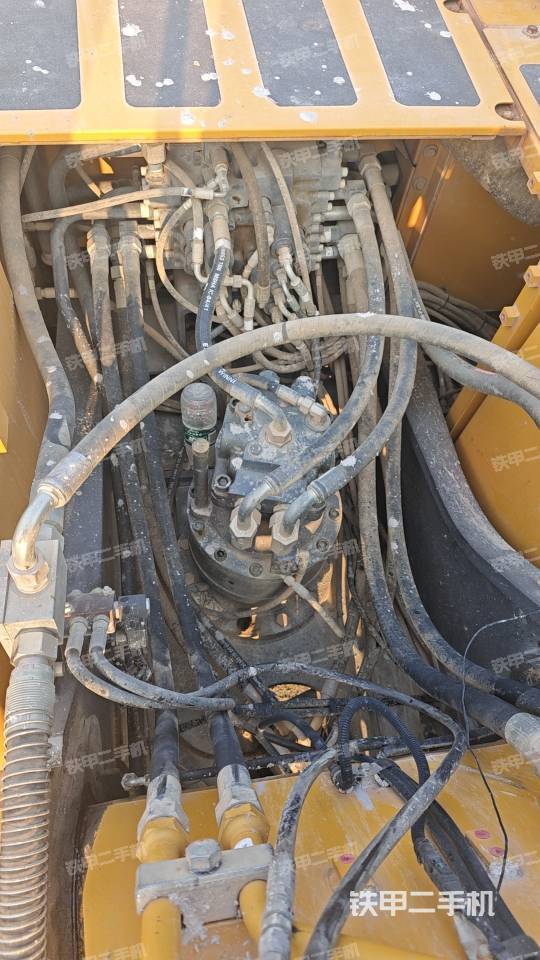 回轉(zhuǎn)馬達(dá)和主控閥（整機(jī)外觀）