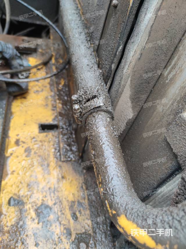 液压泵舱室正面整体（整机外观）