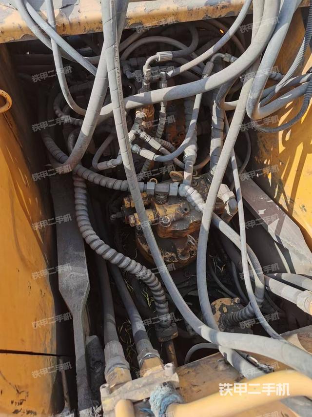 液壓泵艙室正面整體（整機外觀）