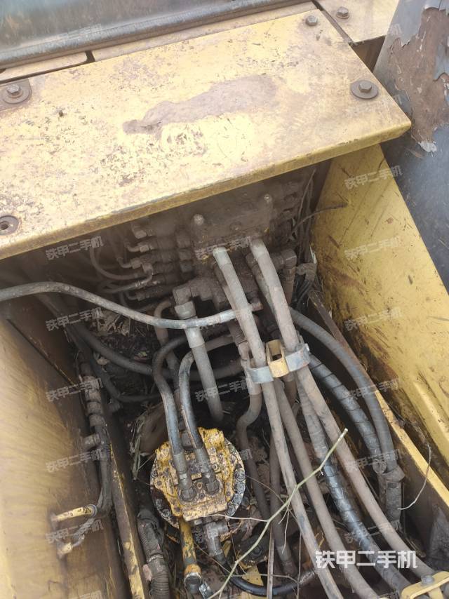 回转马达和主控阀（整机外观）