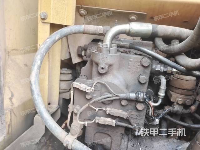 液压泵舱室正面整体（整机外观）