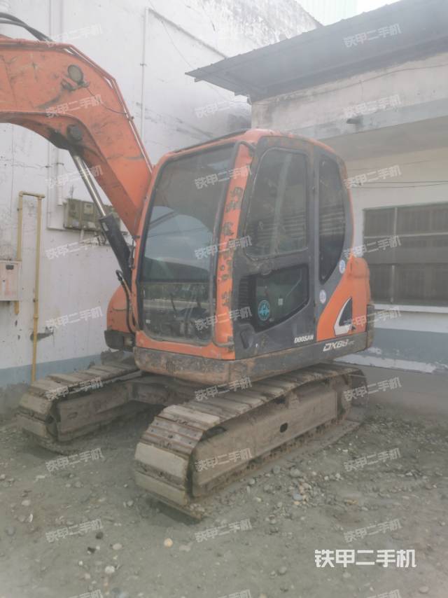 單側(cè)履帶整體(整機(jī)外觀) 單側(cè)履帶整體(整機(jī)外觀)