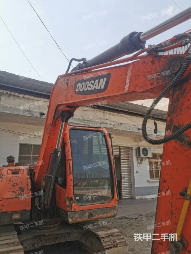 駕駛室頂部(整機(jī)外觀) 駕駛室頂部(整機(jī)外觀)