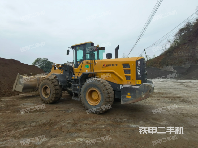駕駛室工作臺(tái)(整機(jī)外觀及大件) 駕駛室工作臺(tái)(整機(jī)外觀及大件)
