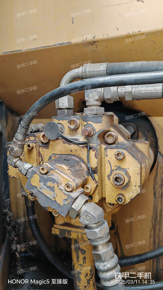 液壓泵艙室正面整體(整機(jī)外觀) 液壓泵艙室正面整體(整機(jī)外觀)