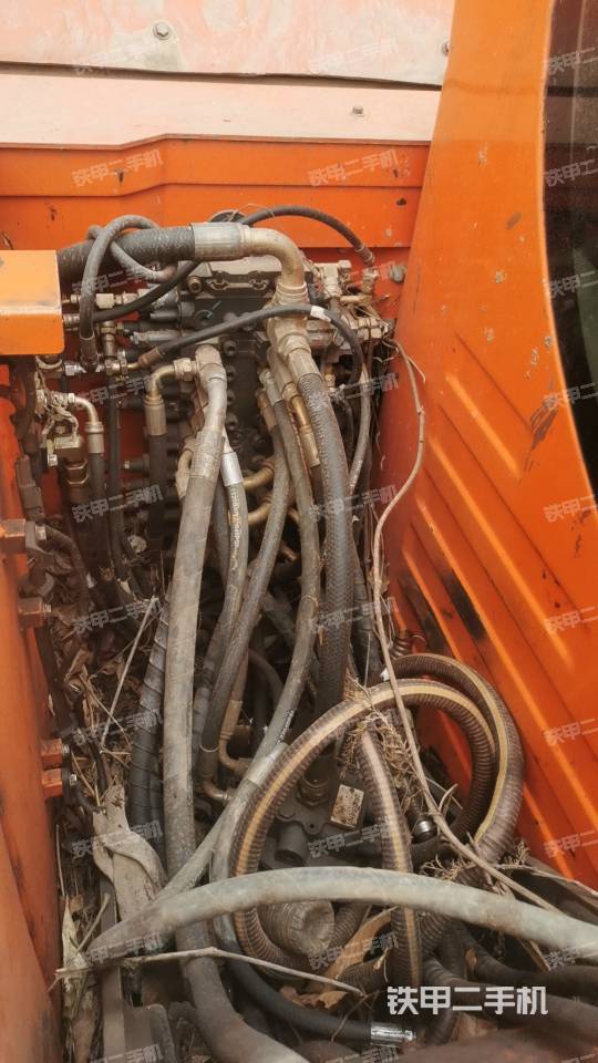 回轉(zhuǎn)馬達(dá)和主控閥(整機(jī)外觀) 回轉(zhuǎn)馬達(dá)和主控閥(整機(jī)外觀)