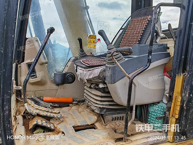 駕駛室整體(整機(jī)外觀) 駕駛室整體(整機(jī)外觀)
