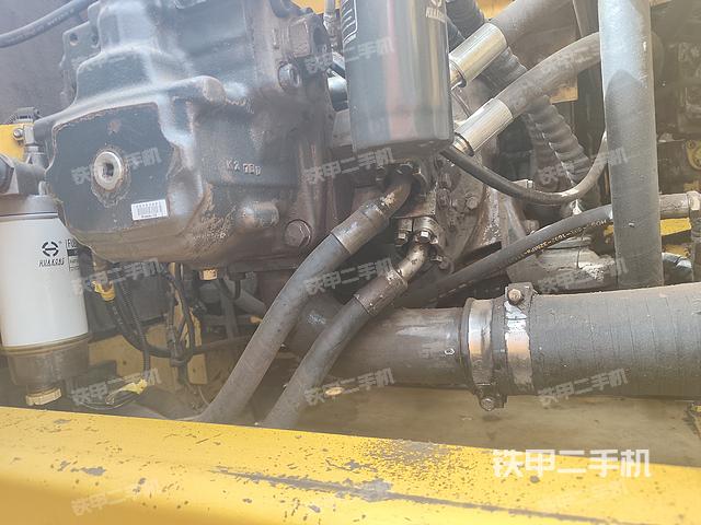 液压泵舱室正面整体（整机外观）