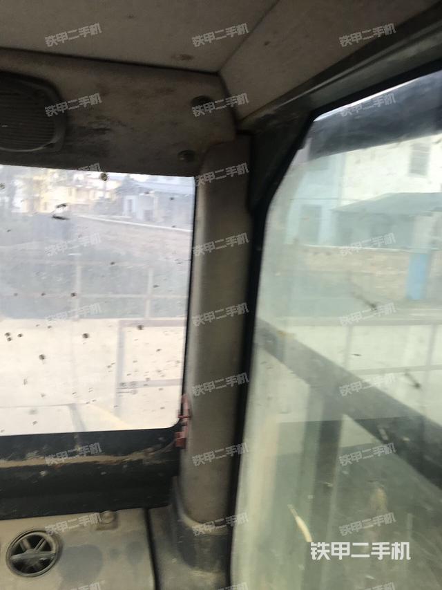 駕駛室頂部(整機(jī)外觀) 駕駛室頂部(整機(jī)外觀)