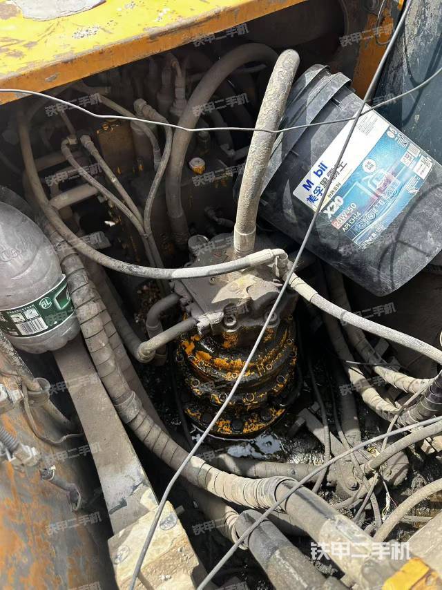 回转马达和主控阀（整机外观）